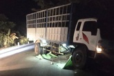 Ba người tử vong sau cú đâm của xe tải vào 2 xe máy Ba người tử vong sau cú đâm của xe tải vào 2 xe máy