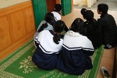 Học sinh trải chiếu trước cửa phòng học để hóng, tưởng gì hoá ra sự kiện mang tên: Họp phụ huynh Học sinh trải chiếu trước cửa phòng học để hóng, tưởng gì hoá ra sự kiện mang tên: Họp phụ huynh