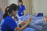 Việt Nam phải có chiến lược dài hạn làm chậm thời gian chuyển đổi từ già hóa dân số sang dân số già Việt Nam phải có chiến lược dài hạn làm chậm thời gian chuyển đổi từ già hóa dân số sang dân số già
