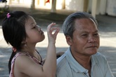 Những cách giảm bớt nỗi cô đơn cho người cao tuổi Những cách giảm bớt nỗi cô đơn cho người cao tuổi