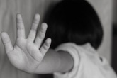 7 lần xâm hại bé gái ở nhà một mình 7 lần xâm hại bé gái ở nhà một mình