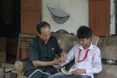 Người Anh hùng từ chối tỉnh thành gắn mình với thôn bản Người Anh hùng từ chối tỉnh thành gắn mình với thôn bản
