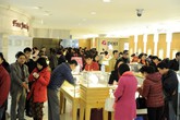 Có mấy trăm bạc muốn mua vàng: Dân hẻo tiền, Thần tài không chê Có mấy trăm bạc muốn mua vàng: Dân hẻo tiền, Thần tài không chê