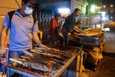 Trắng đêm nướng hàng tấn cá lóc cho ngày vía Thần tài ở Sài Gòn Trắng đêm nướng hàng tấn cá lóc cho ngày vía Thần tài ở Sài Gòn