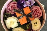 Bó hoa kèm kim cương giá 90 triệu đồng ngày Valentine Bó hoa kèm kim cương giá 90 triệu đồng ngày Valentine