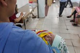 Đọc tin cháu bị bỏ rơi, bà ngoại lên xe đi trong đêm đón về Đọc tin cháu bị bỏ rơi, bà ngoại lên xe đi trong đêm đón về