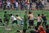 Chưa chính hội, trai làng đã xé rào, hỗn chiến tranh cướp phết Hiền Quan Chưa chính hội, trai làng đã xé rào, hỗn chiến tranh cướp phết Hiền Quan