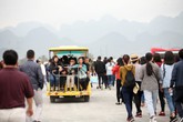 Xe điện quá tải, hàng nghìn người cuốc bộ gần 4km đến ngôi chùa lớn nhất thế giới Xe điện quá tải, hàng nghìn người cuốc bộ gần 4km đến ngôi chùa lớn nhất thế giới