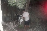 Xe Mercedes đâm liên hoàn khiến 1 phụ nữ tử vong tại chỗ, 2 người bị thương nặng Xe Mercedes đâm liên hoàn khiến 1 phụ nữ tử vong tại chỗ, 2 người bị thương nặng