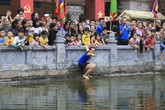 Vui nhất Hà Nội: Quý cô chơi trội nhảy ùm xuống ao, bịt mắt bắt lợn Vui nhất Hà Nội: Quý cô chơi trội nhảy ùm xuống ao, bịt mắt bắt lợn