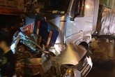 Hà Nội: Xe đầu kéo đâm taxi, 1 người tử vong Hà Nội: Xe đầu kéo đâm taxi, 1 người tử vong