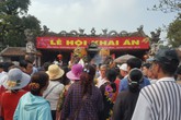 Lễ khai ấn đền Trần Nam Định: Tấp nập người đến cầu may, giá phòng nghỉ tăng vọt Lễ khai ấn đền Trần Nam Định: Tấp nập người đến cầu may, giá phòng nghỉ tăng vọt