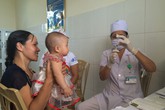 Sai lầm khiến con mắc bệnh sởi càng trầm trọng thêm Sai lầm khiến con mắc bệnh sởi càng trầm trọng thêm