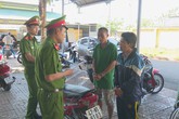 Ném ớt bột vào mặt người chạy xe ôm để cướp kiếm tiền tiêu Tết Ném ớt bột vào mặt người chạy xe ôm để cướp kiếm tiền tiêu Tết