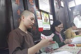 Người thu tiền ở chùa Phúc Khánh: “Thu 150 nghìn là thầy đã lỗ chổng vó rồi” Người thu tiền ở chùa Phúc Khánh: “Thu 150 nghìn là thầy đã lỗ chổng vó rồi”