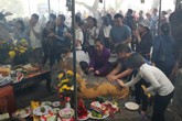 Người dân chen lấn sờ "Hổ thần" chùa Hương Tích (Hà Tĩnh) mong...trị bệnh Người dân chen lấn sờ "Hổ thần" chùa Hương Tích (Hà Tĩnh) mong...trị bệnh