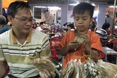 Cậu học trò lớp 3 bán hàng rong: ‘Con đi bán chứ không đi ăn xin’ Cậu học trò lớp 3 bán hàng rong: ‘Con đi bán chứ không đi ăn xin’
