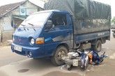 Xe tải nghi chở gỗ lậu đâm hai chiến sỹ CSGT nhập viện Xe tải nghi chở gỗ lậu đâm hai chiến sỹ CSGT nhập viện