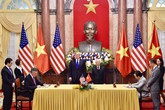 ẢNH: Tổng Bí thư, Chủ tịch nước Nguyễn Phú Trọng tiếp Tổng thống Donald Trump ẢNH: Tổng Bí thư, Chủ tịch nước Nguyễn Phú Trọng tiếp Tổng thống Donald Trump