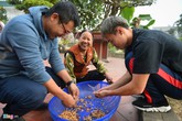 Văn Toàn dọn nhà, giúp mẹ làm cơm tất niên Văn Toàn dọn nhà, giúp mẹ làm cơm tất niên