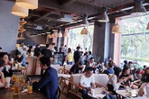 Quán cà phê, trà sữa đua nhau 'hét giá' vẫn đông nghẹt ngày Tết Quán cà phê, trà sữa đua nhau 'hét giá' vẫn đông nghẹt ngày Tết