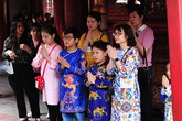 Ngộ nghĩnh cảnh các em nhỏ làm lễ tại Văn Miếu Ngộ nghĩnh cảnh các em nhỏ làm lễ tại Văn Miếu