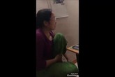 Mẹ chồng tương lai phản đối thử nàng dâu chặt gà, rửa bát Mẹ chồng tương lai phản đối thử nàng dâu chặt gà, rửa bát