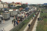 Tai nạn kinh hoàng ở Hải Dương: Đoàn đại biểu dự đại hội MTTQ của xã bị xe ô tô tải đâm 13 người thương vong Tai nạn kinh hoàng ở Hải Dương: Đoàn đại biểu dự đại hội MTTQ của xã bị xe ô tô tải đâm 13 người thương vong