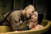 Muôn kiểu sao Hoa ngữ 'phòng thân' khi quay cảnh 'nóng' Muôn kiểu sao Hoa ngữ 'phòng thân' khi quay cảnh 'nóng'