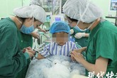 Bé gái 3 tuổi bị chẩn đoán ung thư vú sau khi mẹ phát hiện những dấu chấm đỏ bất thường Bé gái 3 tuổi bị chẩn đoán ung thư vú sau khi mẹ phát hiện những dấu chấm đỏ bất thường