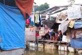 Cuộc đời cơ cực của người mẹ đơn thân nuôi 4 con thơ bên mé sông Hồng Cuộc đời cơ cực của người mẹ đơn thân nuôi 4 con thơ bên mé sông Hồng