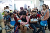 Đà Nẵng: Phụ huynh xếp hàng từ tờ mờ sáng chờ tiêm vaccine 6 trong 1 cho con Đà Nẵng: Phụ huynh xếp hàng từ tờ mờ sáng chờ tiêm vaccine 6 trong 1 cho con