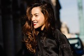 Hồ Ngọc Hà mặc xuyên thấu giữa đường phố Paris Hồ Ngọc Hà mặc xuyên thấu giữa đường phố Paris