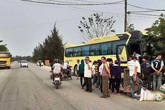 Xe khách chở đoàn học sinh đi tham quan gây tai nạn liên hoàn Xe khách chở đoàn học sinh đi tham quan gây tai nạn liên hoàn