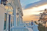 Mẹ Nathan Lee đãi sinh nhật trong biệt thự chục triệu đô Mẹ Nathan Lee đãi sinh nhật trong biệt thự chục triệu đô
