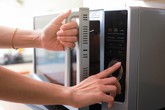 Những sai lầm khi dùng lò vi sóng nếu biết bạn cũng phải giật mình Những sai lầm khi dùng lò vi sóng nếu biết bạn cũng phải giật mình