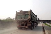 Xe quá tải “uy hiếp” đê Hữu Hồng trước mùa mưa lũ Xe quá tải “uy hiếp” đê Hữu Hồng trước mùa mưa lũ