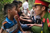 Quá đông người hành hương dịp Giỗ Tổ, nhiều trẻ nhỏ lạc cha mẹ ở Đền Hùng Quá đông người hành hương dịp Giỗ Tổ, nhiều trẻ nhỏ lạc cha mẹ ở Đền Hùng