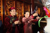 Chủ tịch Quốc hội Nguyễn Thị Kim Ngân cùng đoàn đại biểu dâng hương lên các vị Vua Hùng Chủ tịch Quốc hội Nguyễn Thị Kim Ngân cùng đoàn đại biểu dâng hương lên các vị Vua Hùng