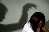 Người đàn ông quỳ lạy xin lỗi vì 'nựng' nữ sinh lớp 4 Người đàn ông quỳ lạy xin lỗi vì 'nựng' nữ sinh lớp 4
