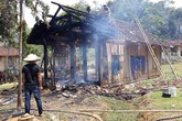Bất cẩn trong lúc nấu ăn, căn nhà gỗ 3 gian bốc cháy dữ dội, cụ bà may mắn thoát chết Bất cẩn trong lúc nấu ăn, căn nhà gỗ 3 gian bốc cháy dữ dội, cụ bà may mắn thoát chết