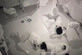 Cô trông trẻ nằm đè lên đầu bé 11 tháng tuổi khiến bé tử vong vì lý do này Cô trông trẻ nằm đè lên đầu bé 11 tháng tuổi khiến bé tử vong vì lý do này