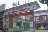 Nam bác sĩ trẻ bị người nhà bệnh nhi hành hung, dọa giết vì "không biết khám bệnh" Nam bác sĩ trẻ bị người nhà bệnh nhi hành hung, dọa giết vì "không biết khám bệnh"