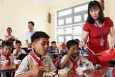 Thầy cô góp tiền nấu cơm trưa để học sinh đừng nghỉ học Thầy cô góp tiền nấu cơm trưa để học sinh đừng nghỉ học