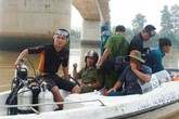 Người đàn ông chở vợ lên giữa cầu rồi nhảy sông Sài Gòn mất tích Người đàn ông chở vợ lên giữa cầu rồi nhảy sông Sài Gòn mất tích
