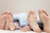 Chị em tò mò chuyện phòng the của mẹ bỉm sữa Chị em tò mò chuyện phòng the của mẹ bỉm sữa