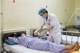 HI HỮU: Mất ngón tay vì nhẫn kẹt vào cửa xe tải HI HỮU: Mất ngón tay vì nhẫn kẹt vào cửa xe tải