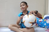 Cậu bé dân tộc 9 tuổi mắc u não khát khao được đá bóng như cầu thủ Quang Hải Cậu bé dân tộc 9 tuổi mắc u não khát khao được đá bóng như cầu thủ Quang Hải