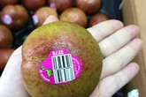 Mận 'khủng long' nhập khẩu Úc to như quả đấm, chị em tranh mua để giảm cân Mận 'khủng long' nhập khẩu Úc to như quả đấm, chị em tranh mua để giảm cân