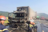 Hà Tĩnh: Xe chở hoa quả bốc cháy dữ dội khi đang lưu thông trên đường Hà Tĩnh: Xe chở hoa quả bốc cháy dữ dội khi đang lưu thông trên đường